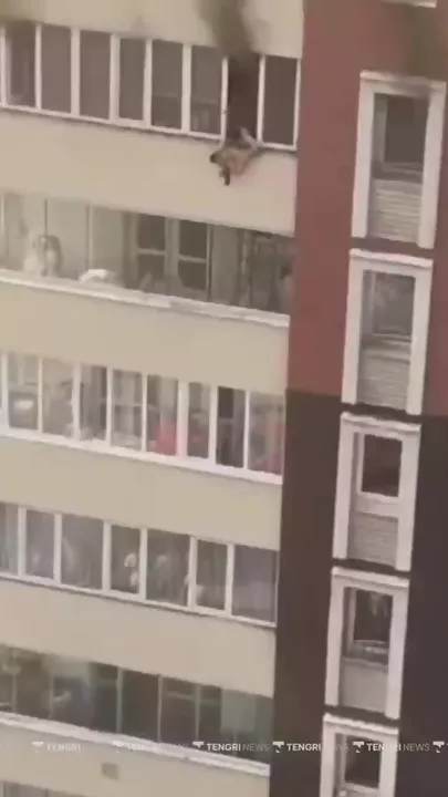 Сильный пожар в Алматы - люди выпрыгивают из окон дома