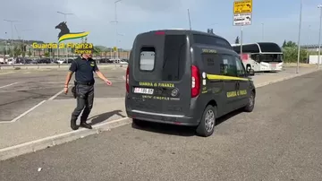 Florensiyada it avtobusdan 1 milyon avro pul tapdı