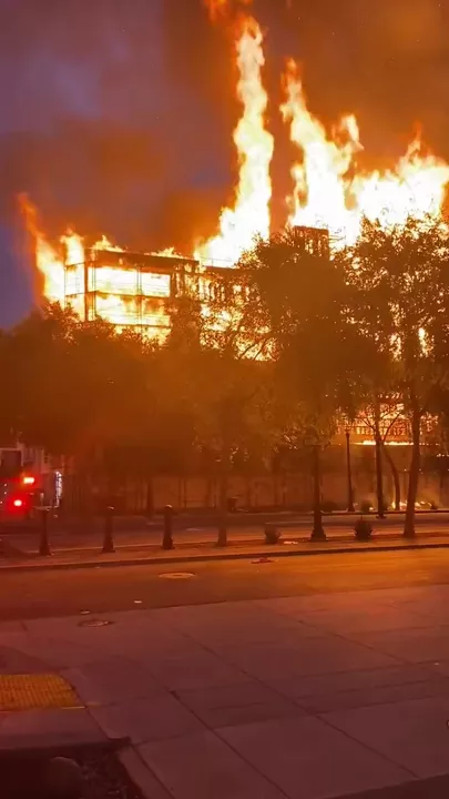 Сильнейший пожар уничтожил строящееся здание в Сан-Франциско