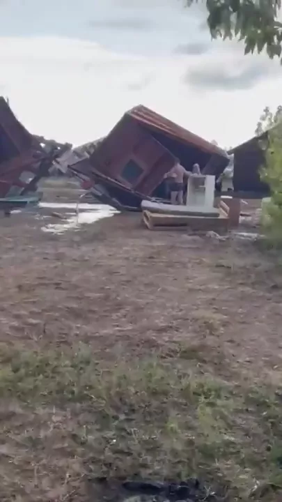 Перевернувшиеся от урагана домики с туристами на Алтае попали на видео