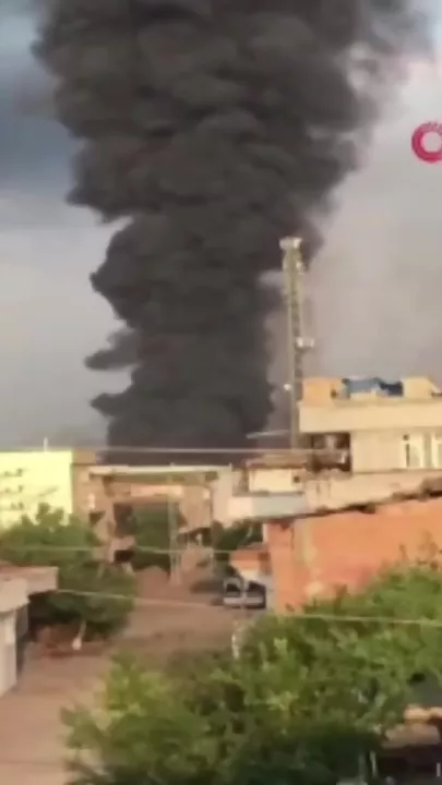 В Адане горит завод