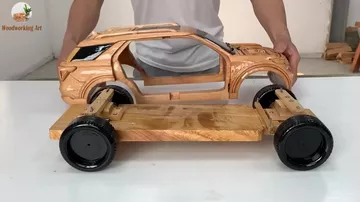 Детализированную копию Ford Explorer с работающей подвеской создали из дерева
