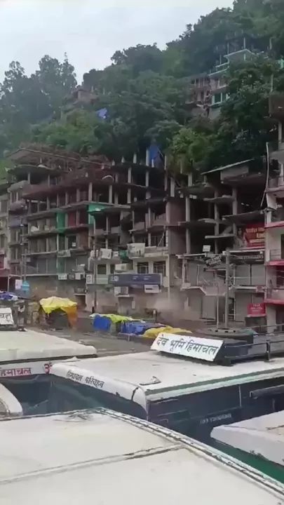 Обрушения зданий из-за оползня в Индии