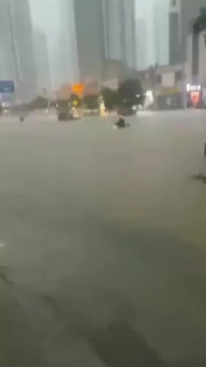 Китайская провинция Хубэй превратилась в огромный водоем из-за потопа.