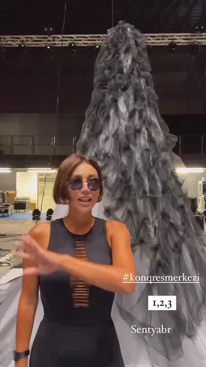 Röya Ayxanın makiyajsız halı.