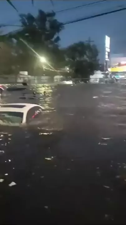 В Мексике после проливных дожей началось страшное наводнение