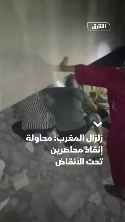 По всему Марокко сейчас спасатели и простые граждане пытаются доставать людей оказавшихся под завалами