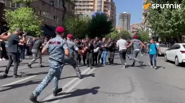 Полиция Армении буквально тащит участников акций неповиновения в Ереване
