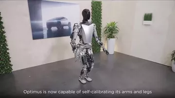 Tesla показала, чему научился робот Optimus за последний год