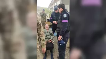 Polis və hərbçilərimiz yaşlı erməni qadına yardım edir