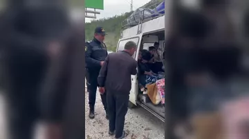 Azərbaycan polisi tıxacda qalan erməniəsilli sakinlərə qida payladı