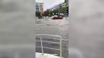Улицы Стамбула затопило после сильного ливня.
