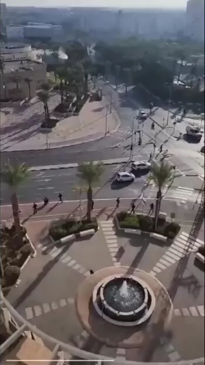 Вооруженные боевики ХАМАС на улицах израильского Ашкелона