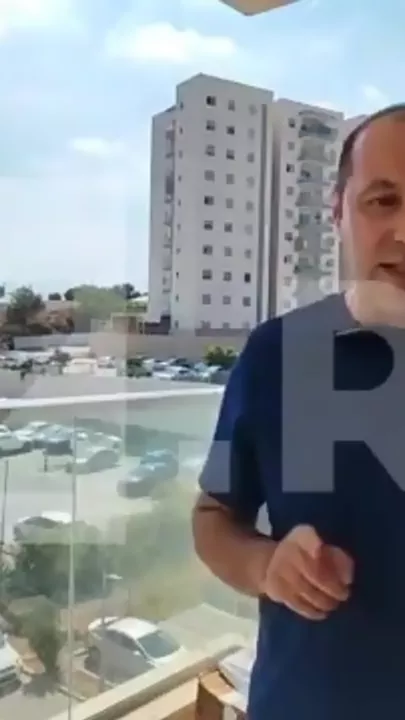 Солдаты израильской армии проверяют дома на наличие террористов