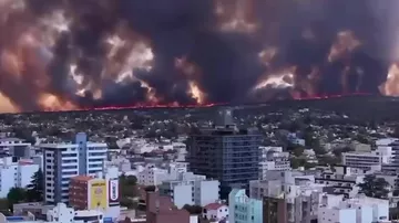 Сильнейший пожар приближается к аргентинскому городу Вилья-Карлос-Пас.