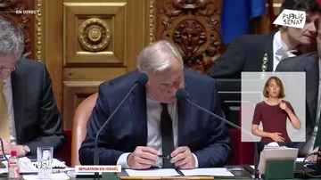 Robert Xowie parlamentdə Fransa hökumətini sərt tənqid edib