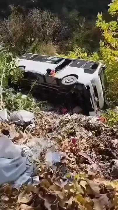 Sərnişin avtobusu aşdı