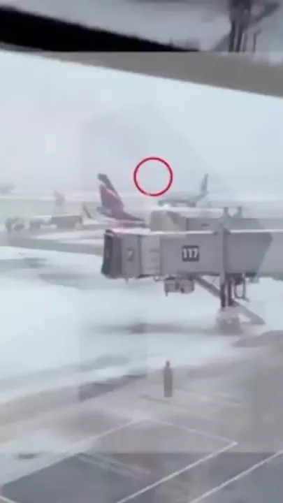 Пассажиры увидели пожар из окон аэропорта Шереметьево