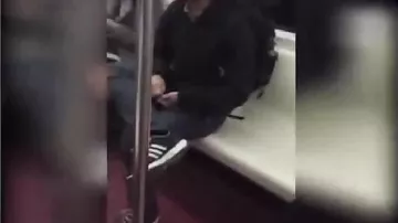 Китайский "супергерой" жестоко наказал парня, который ел семечки в метро