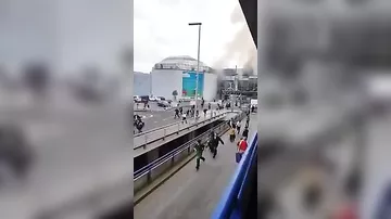 Паника после двух взрывов в аэропорту Брюсселя