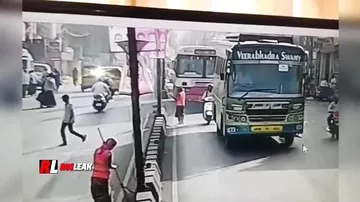 Уборщика задавило автобусом в Индии