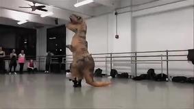 Динозавр танцует кордебалет