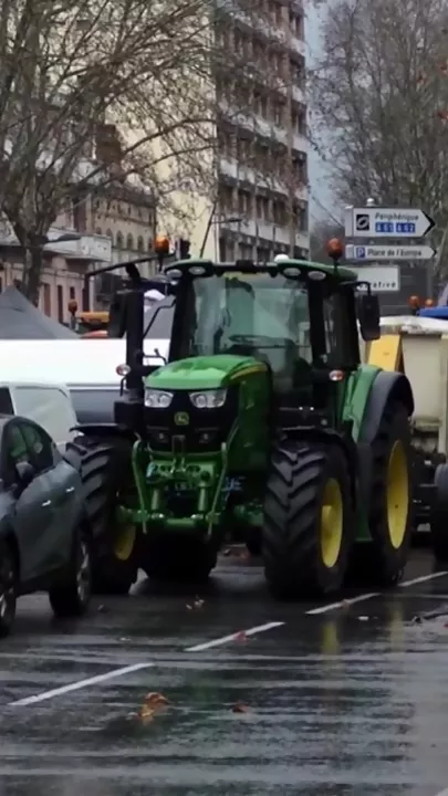 В Тулузе протестующие при помощи навоза парализовали движение в городе