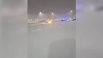 Самолет вмерз в сугроб в Мюнхене