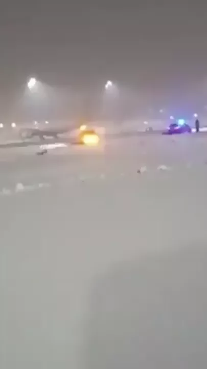 Самолет вмерз в сугроб в Мюнхене
