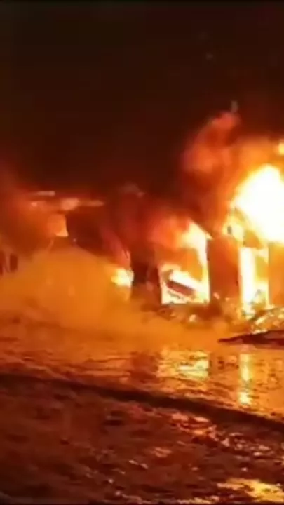 Крупный пожар на российском авторынке попал на видео