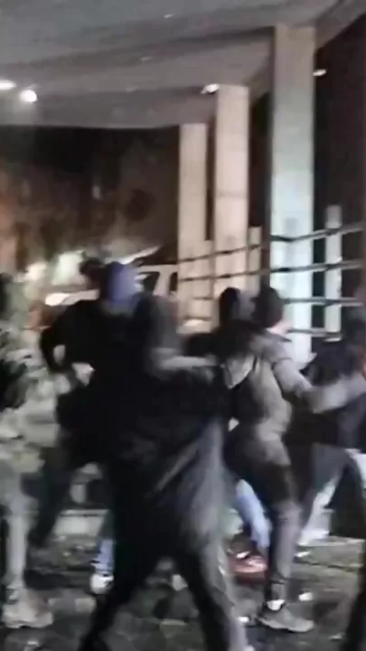 Французы забрасывают яйцами полицию	-2