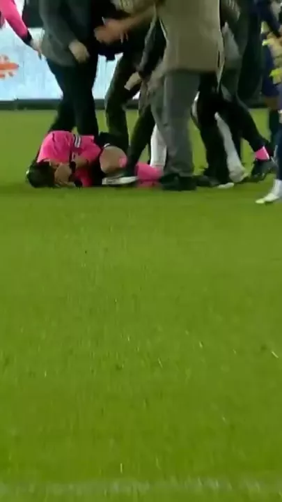 В Турции избили судью, отложены все футбольные матчи	-2