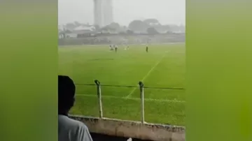 21-летний бразильский футболист умер на поле из-за удара молнии