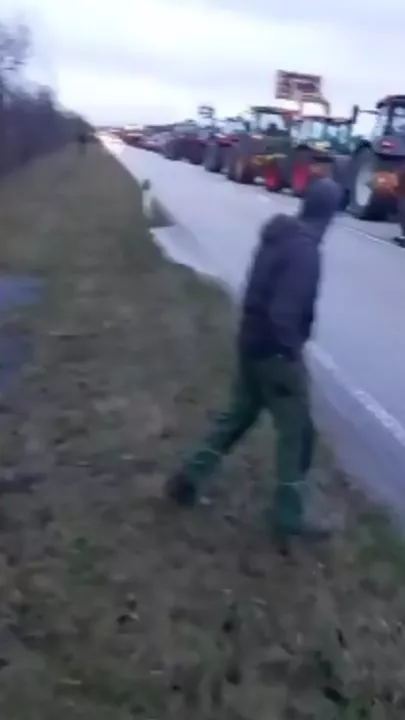 Тысячи тракторов с фермерами продолжают подготовку к забастовке в Германии
