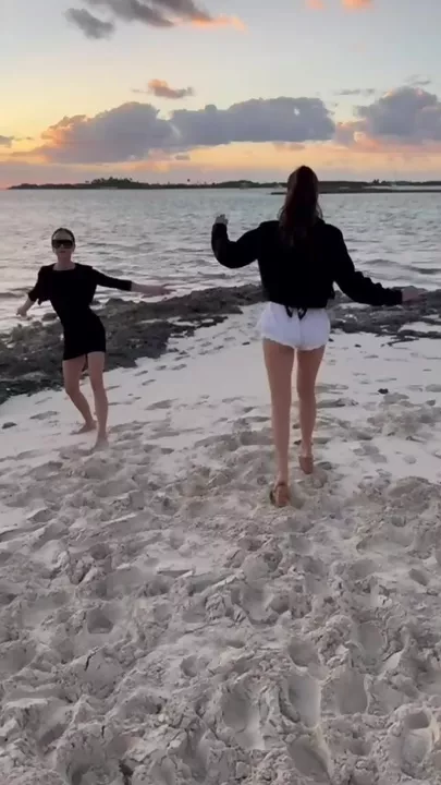 Виктория Бекхэм станцевала с невесткой на пляже