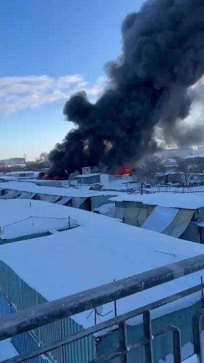 Пожар на рынке в России, слышны взрывы -3
