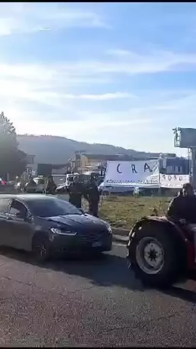 В Италии фермеры несколько часов блокировали главную трассу страны