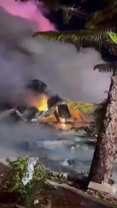 Самолет упал на дома, загорелся и попал на видео