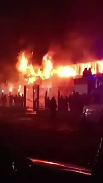 В казахстанском Семее загорелся крупнейший вещевой рынок