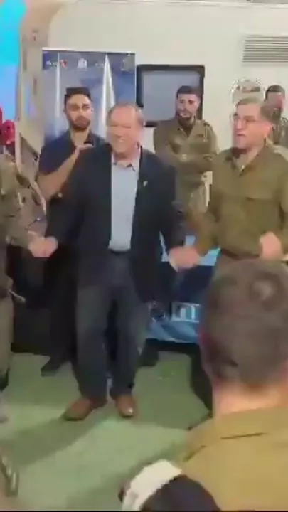 Бывший госсекретарь США танцует с израильскими солдатами