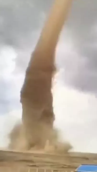 Снежная и песчаная буря накрыли Китай