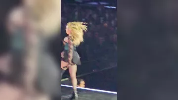 Танцор в каблуках уронил Мадонну на концерте