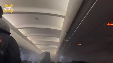 Пассажирский самолет экстренно сел в Гонконге