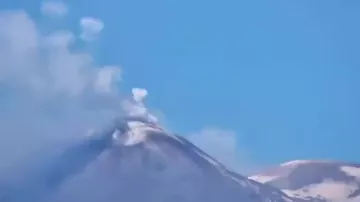 Вулкан Этна на Сицилии выбросил дымовые кольца