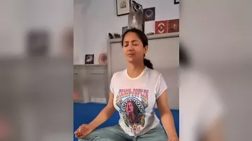 Сальма Хайек показала, как медитирует с совой на голове
