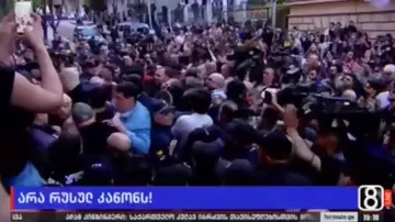 У здания парламента Грузии произошла потасовка между протестующими и полицией