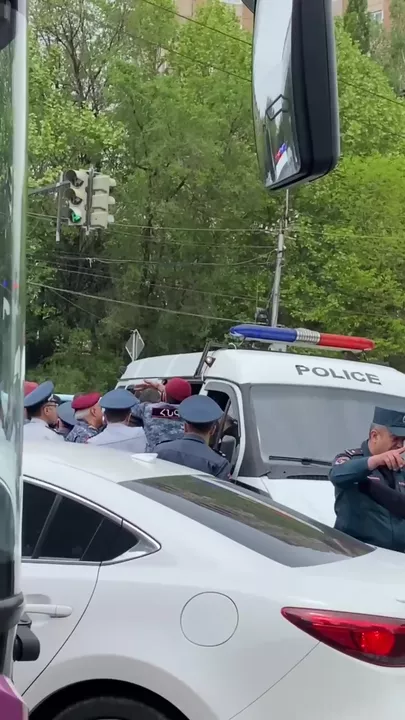 В Армении арестовали вооруженных демонстрантов