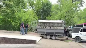 Erməni polisləri parlament binasının qarşısında tikanlı məftillər quraşdırır