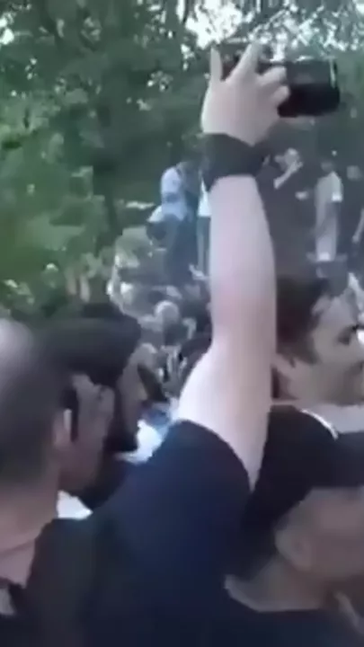 Полиция применяет светошумовые гранаты для разгона протестующих у здания парламента в Ереване2