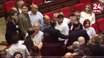 В парламенте Армении произошла драка между депутатами